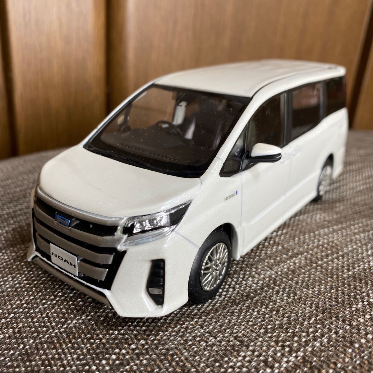 トヨタ ヴォクシー カラーサンプル ミニカー 1/30 色見本 ホワイト 白