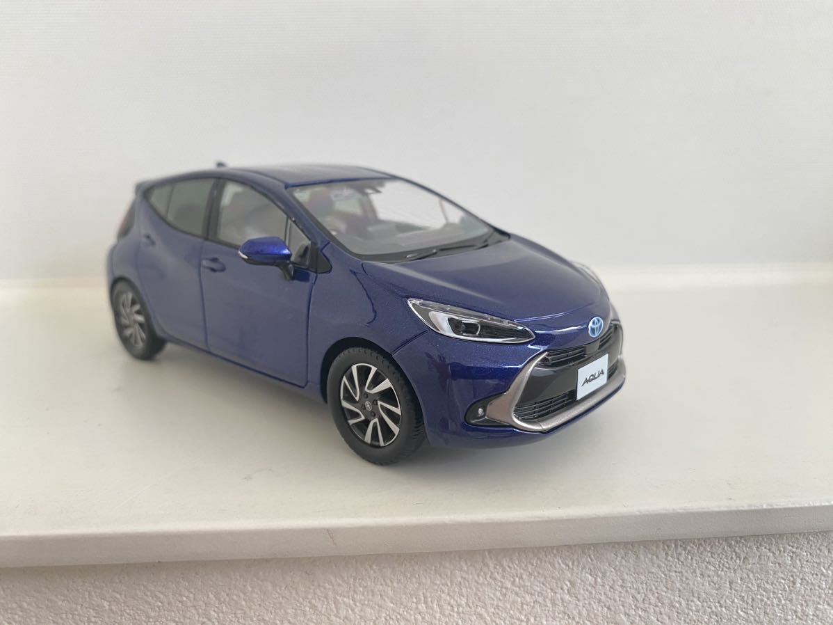 送料込み トヨタ 新型 アクア ミニカー 1/30 ダークブルーマイカ