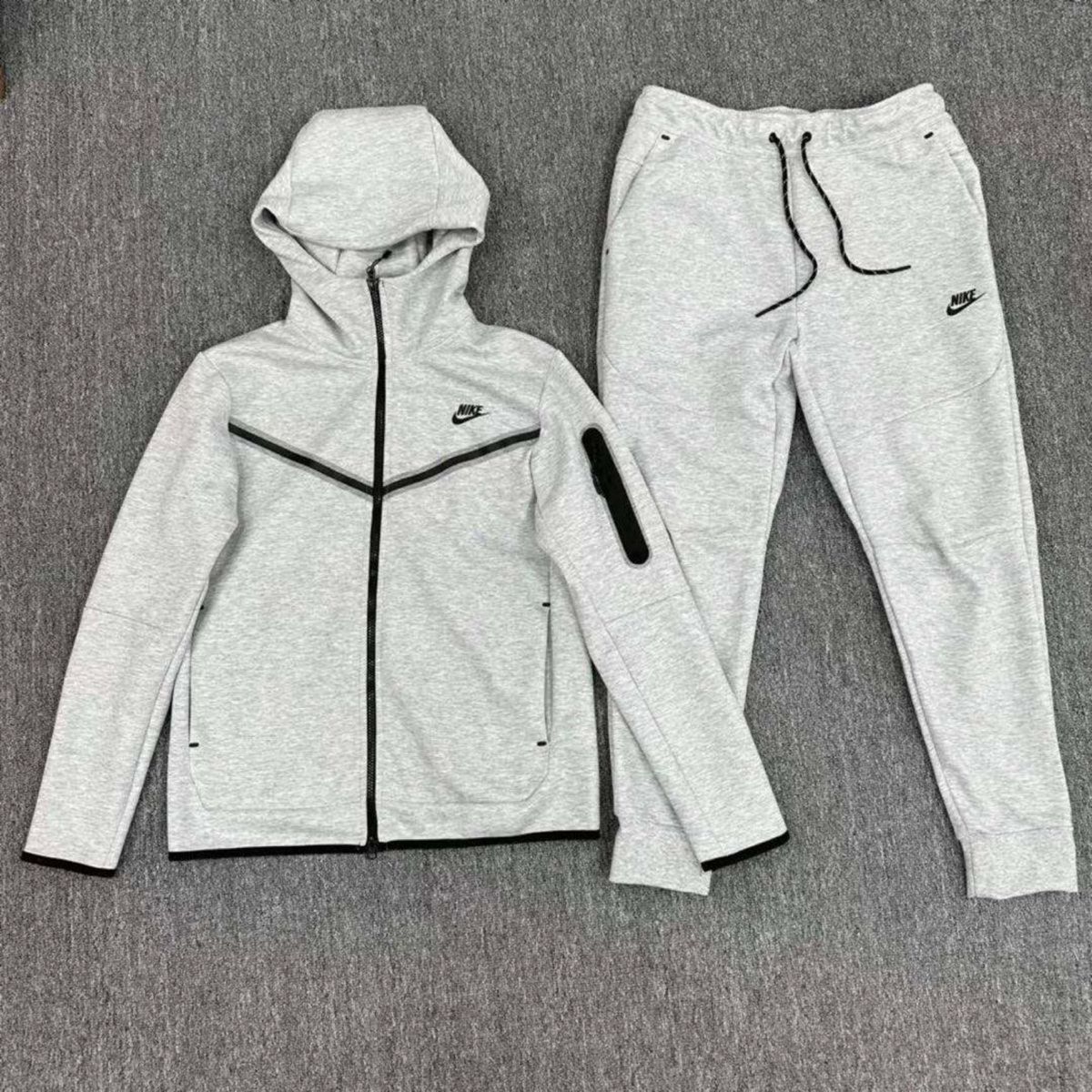 希少なグレーNIKEセットアップ テックフリースタグ付き｜Yahoo!フリマ