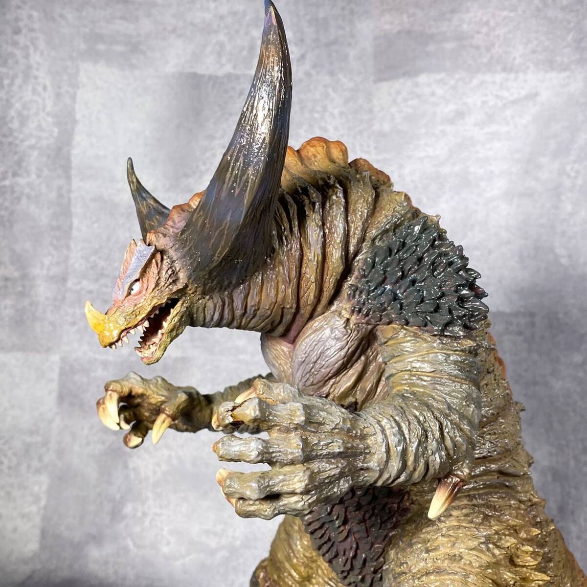 ウルトラマン 怪獣ソフビ ゴモラ ACRO KAIJU REMIX SERIES 彩色済み