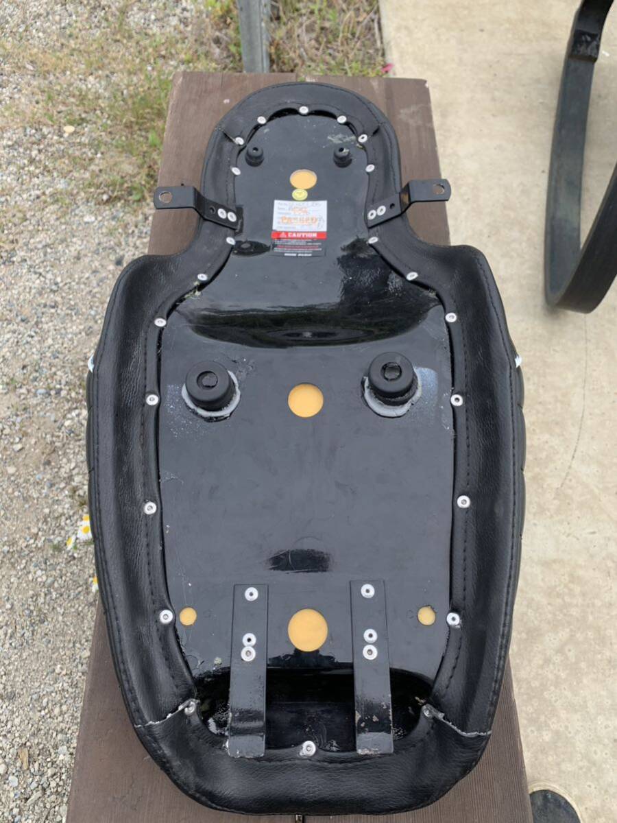 SR400 シート 黒白 Nitro Heads タックロール コブラシート ボバー