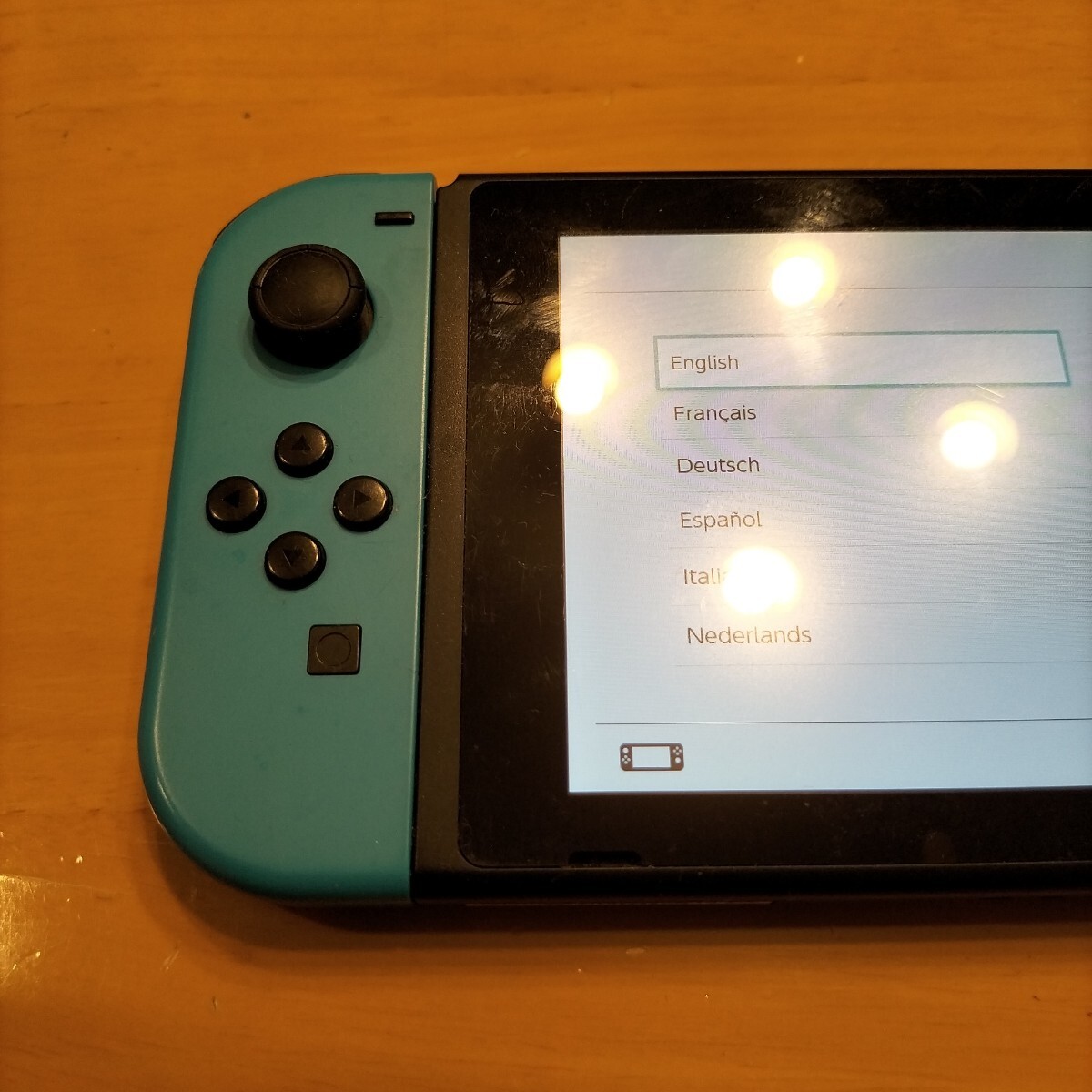 Nintendo Switch 初期化済み 本体とジョイコン2個 写真のもののみ ゴミ
