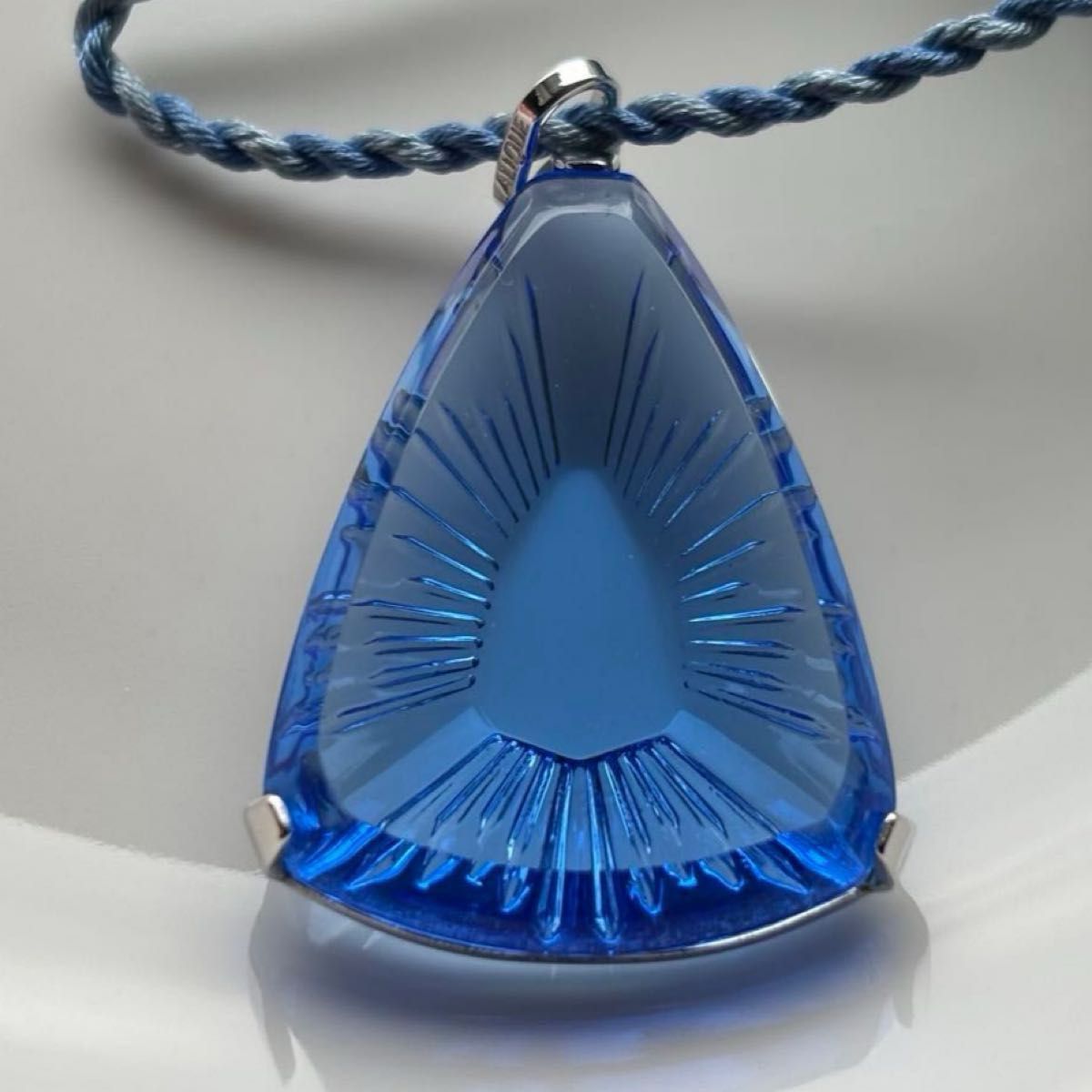 LALIQUE サファイアブルー ラディアルカービングペンダント ルネ