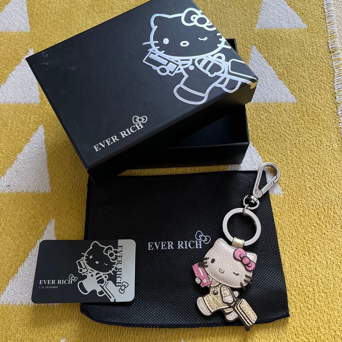 台湾土産 ハローキティ キティちゃんキーホルダー バッグチャーム 革