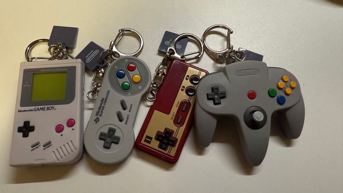 ニンテンドーミュージアム】ゲームハードキーホルダー ゲームボーイ