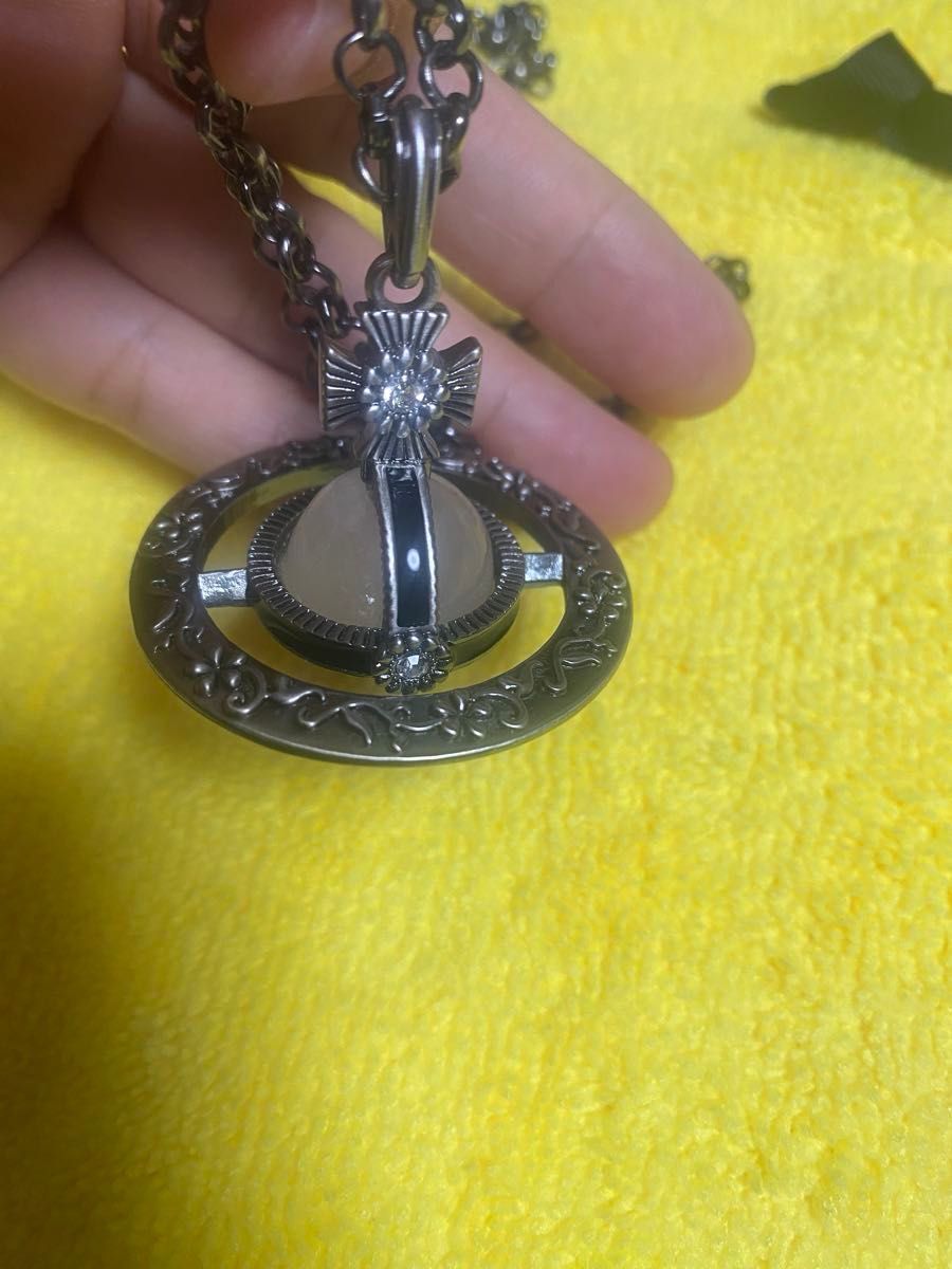 Vivienne Westwood 花刻印スモールネックレス ヴィヴィアンウエスト