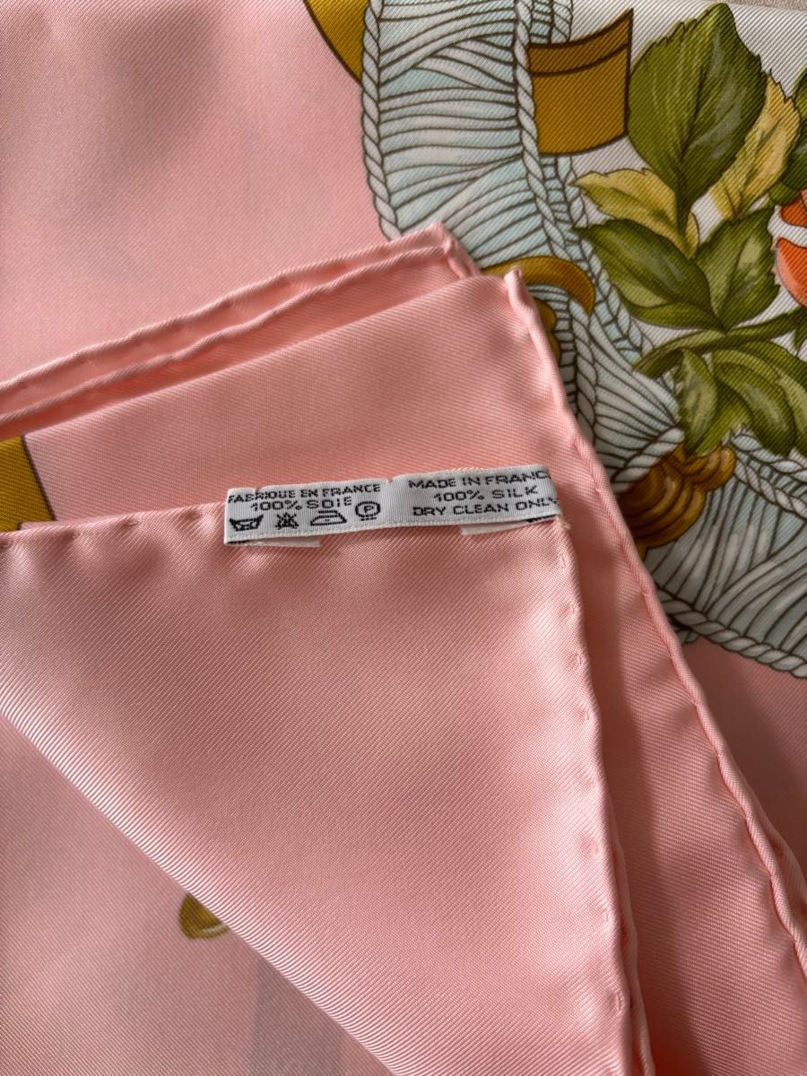 エルメス Hermes スカーフ カレ90 Rgina（レジナ) 女王陛下 ピンク系