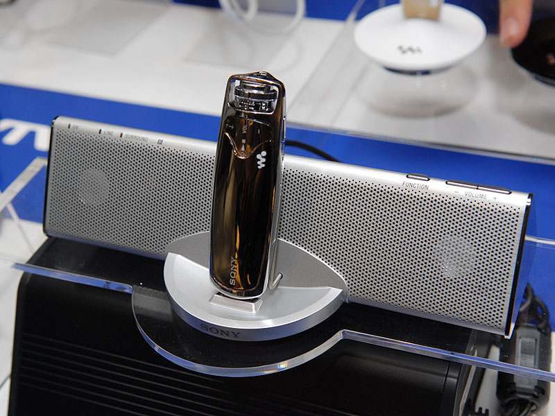 ソニー、新ウォークマン対応のクレードル型スピーカー