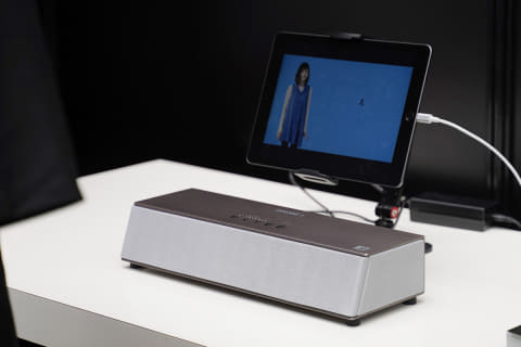 小型の横長スピーカーだけで立体音響「OPSODIS 1」デモに多くの来場者