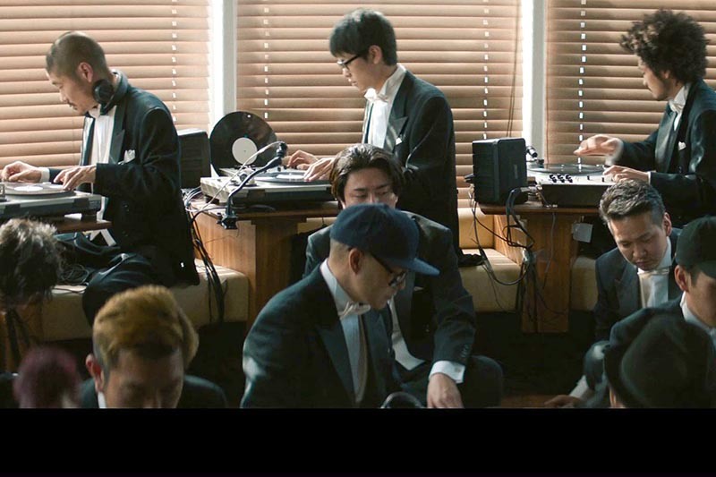 世界初、DJ 30人がTechnicsターンテーブルだけでオーケストラ。LP