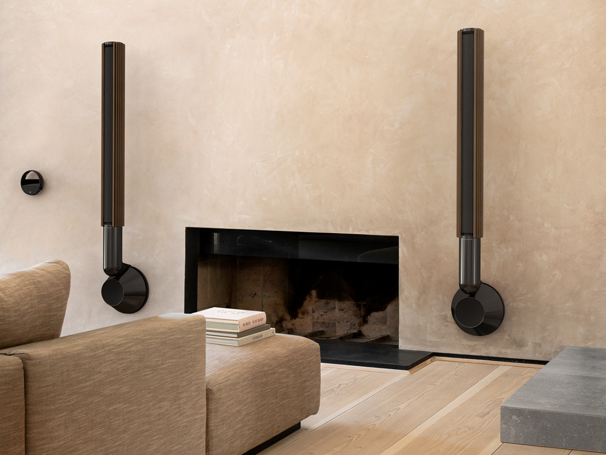 B&O、壁掛けもできるスリムなフロア型ワイヤレススピーカー - AV Watch