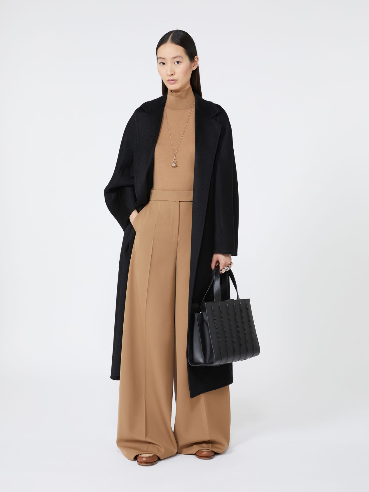 ホイットニー] カーフレザー ミディアム バッグ 6, black | Max Mara