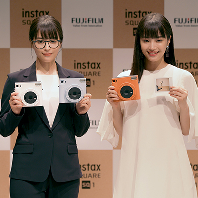 女優の広瀬すずさんが1人4役で「チェキ」の新製品発表会を開催 - BCN＋R