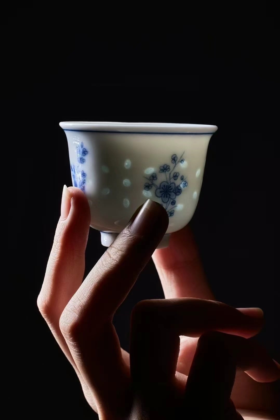 中国茶器 景徳鎮・青花玲瓏杯 掌に光が宿る伝統工芸茶器 中国伝統工芸