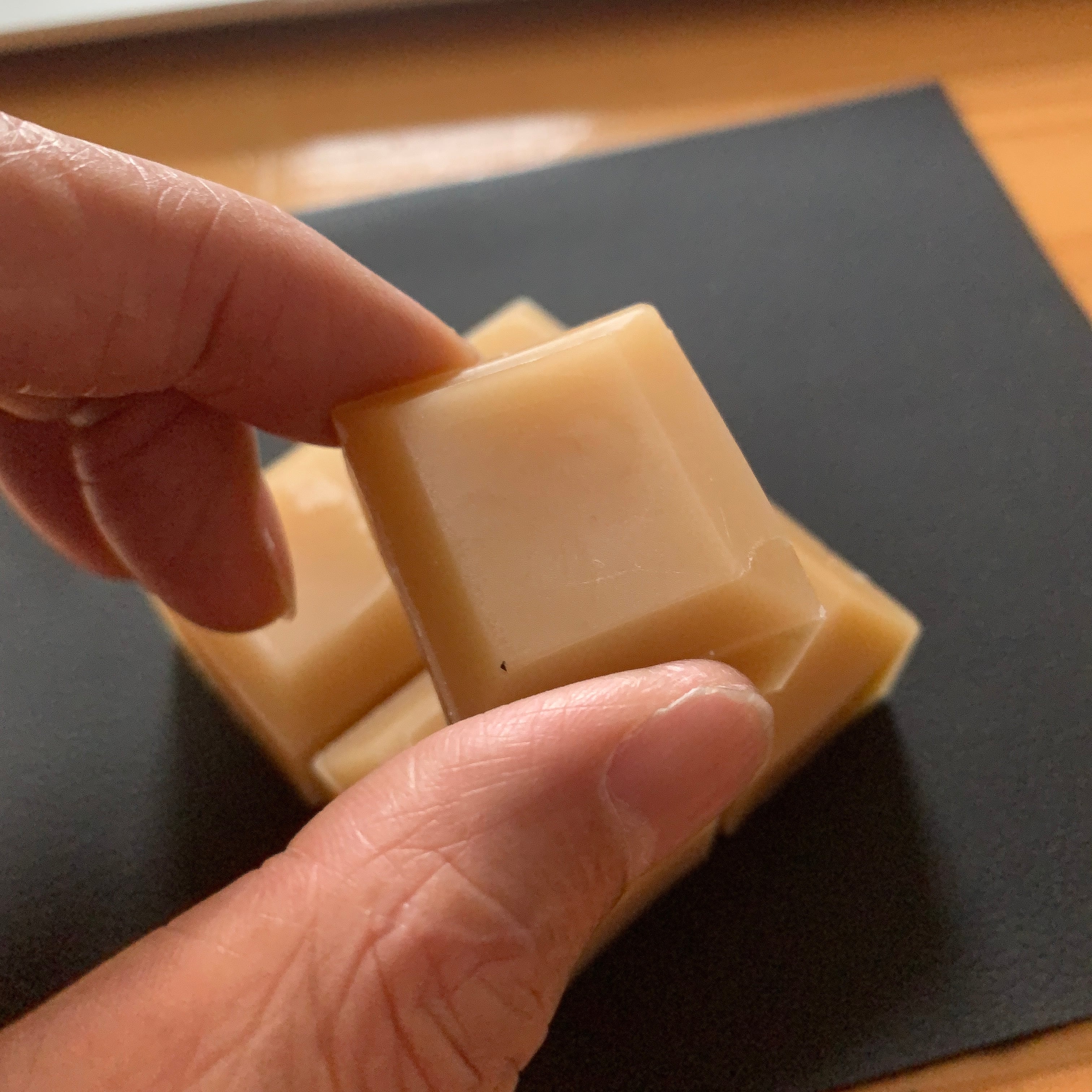 日本ミツバチの蜜蝋（18g） | さんた屋 <レザークラフトツールのネット