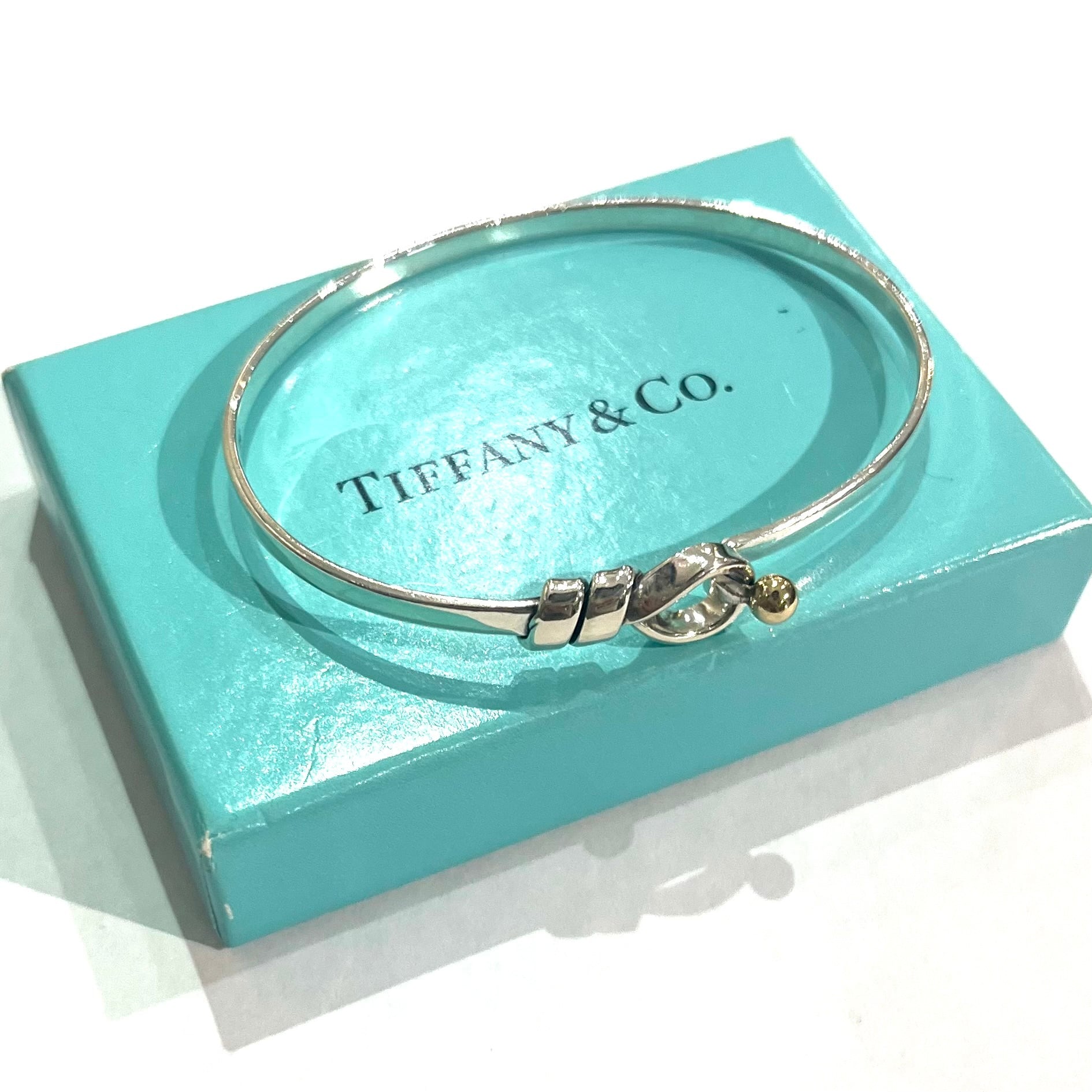 TIFFANY&CO.】2111 フックバングル／シルバー925×K18YG／洗練のコンビ