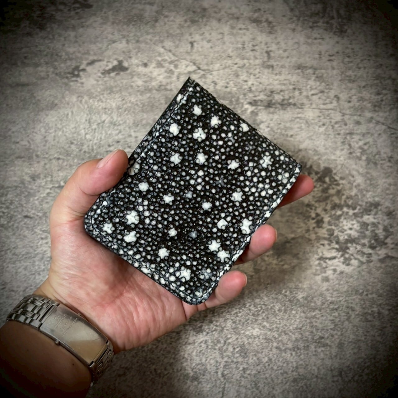 スタースティングレイ 二つ折り 財布 総手縫い 梅花皮 折財布