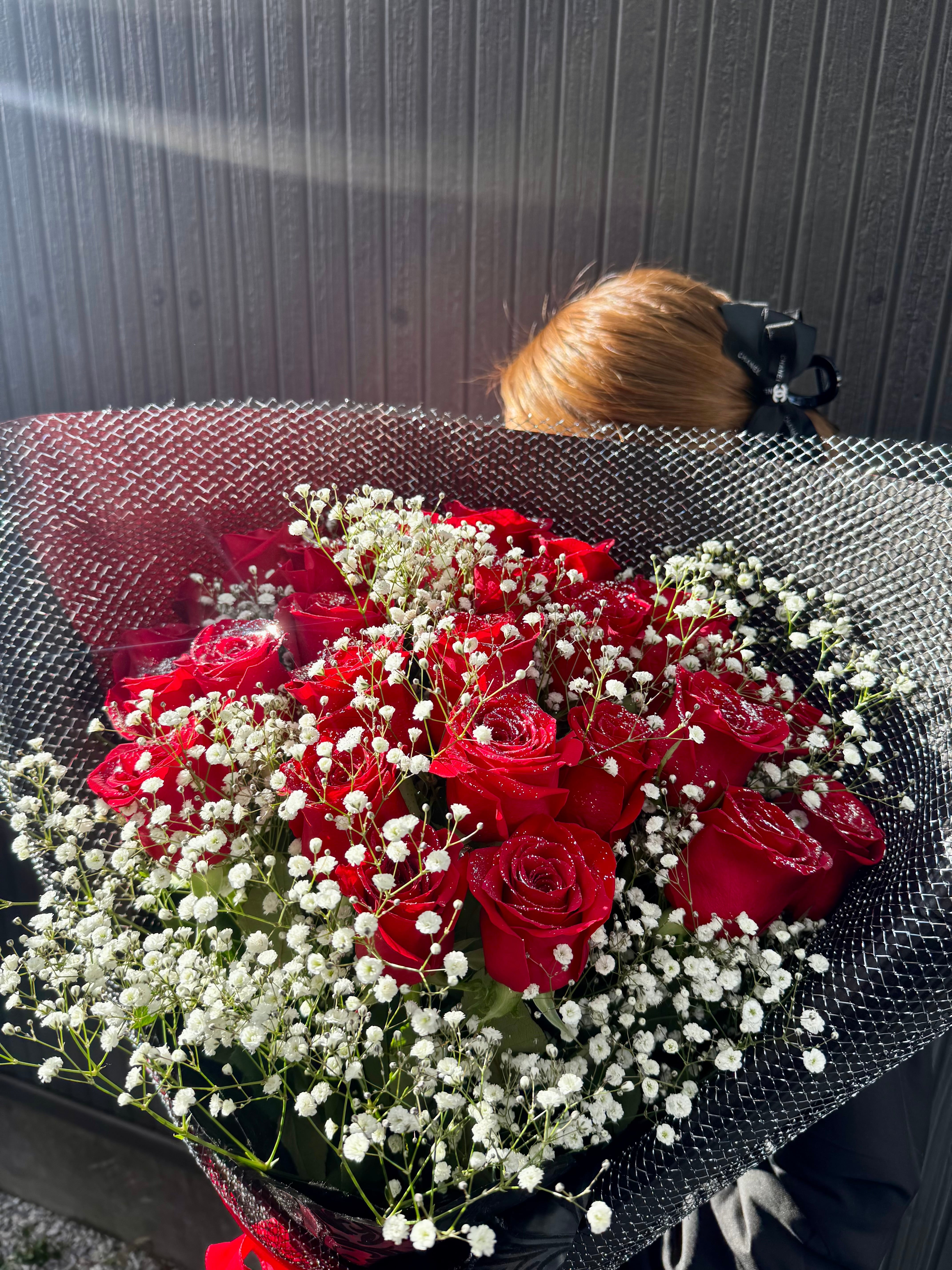 グリッターローズ赤バラ24本とかすみ草の花束 | mstyle878