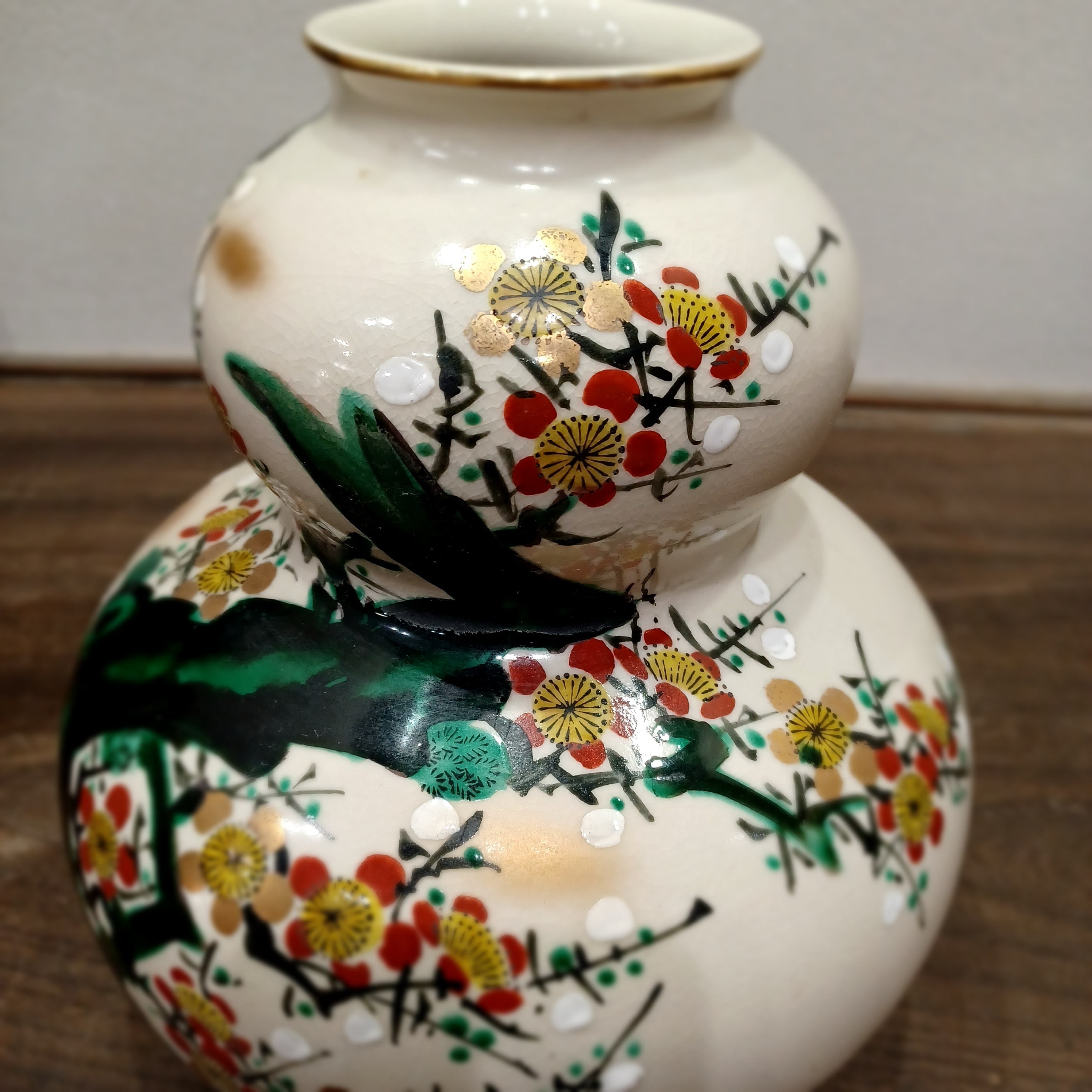 九谷焼】色絵梅樹文 瓢箪型花瓶｜九谷仙龍作｜昭和期｜赤・金・白の梅