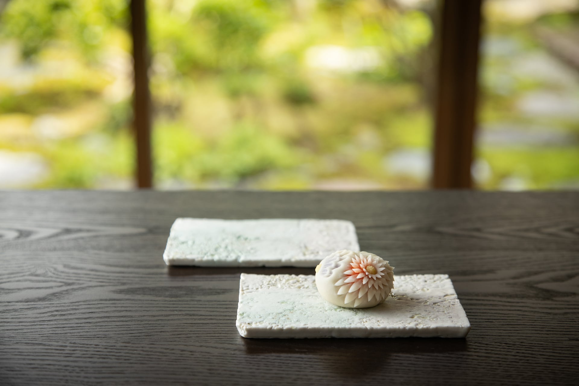 菓子皿」（懐紙型）｜ 神谷麻穂 (陶芸家) | 水と匠 公式通販サイト