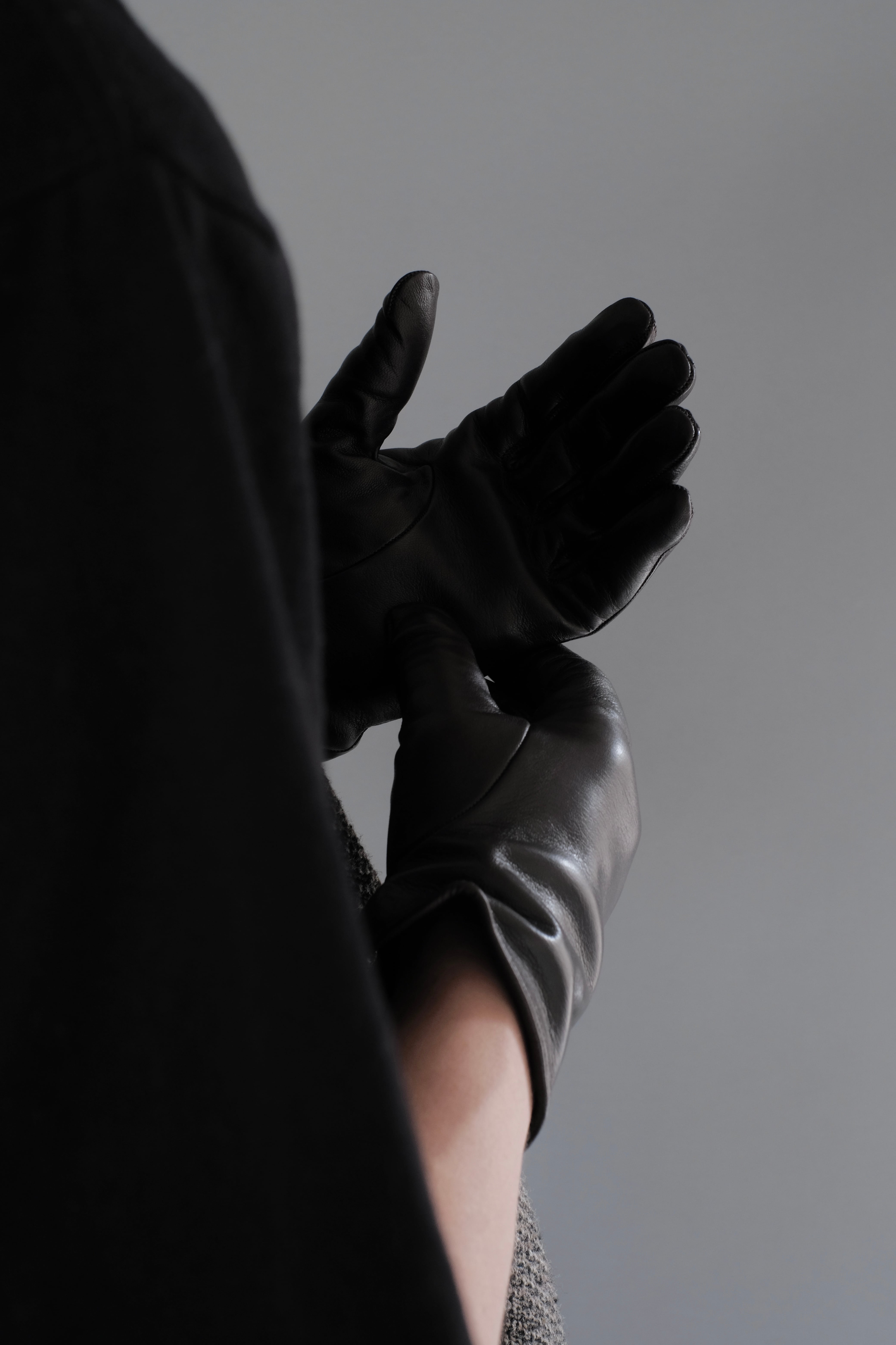 OMAR AFRIDI / CURVED GLOVES -DARK BROWN- | LIVING
