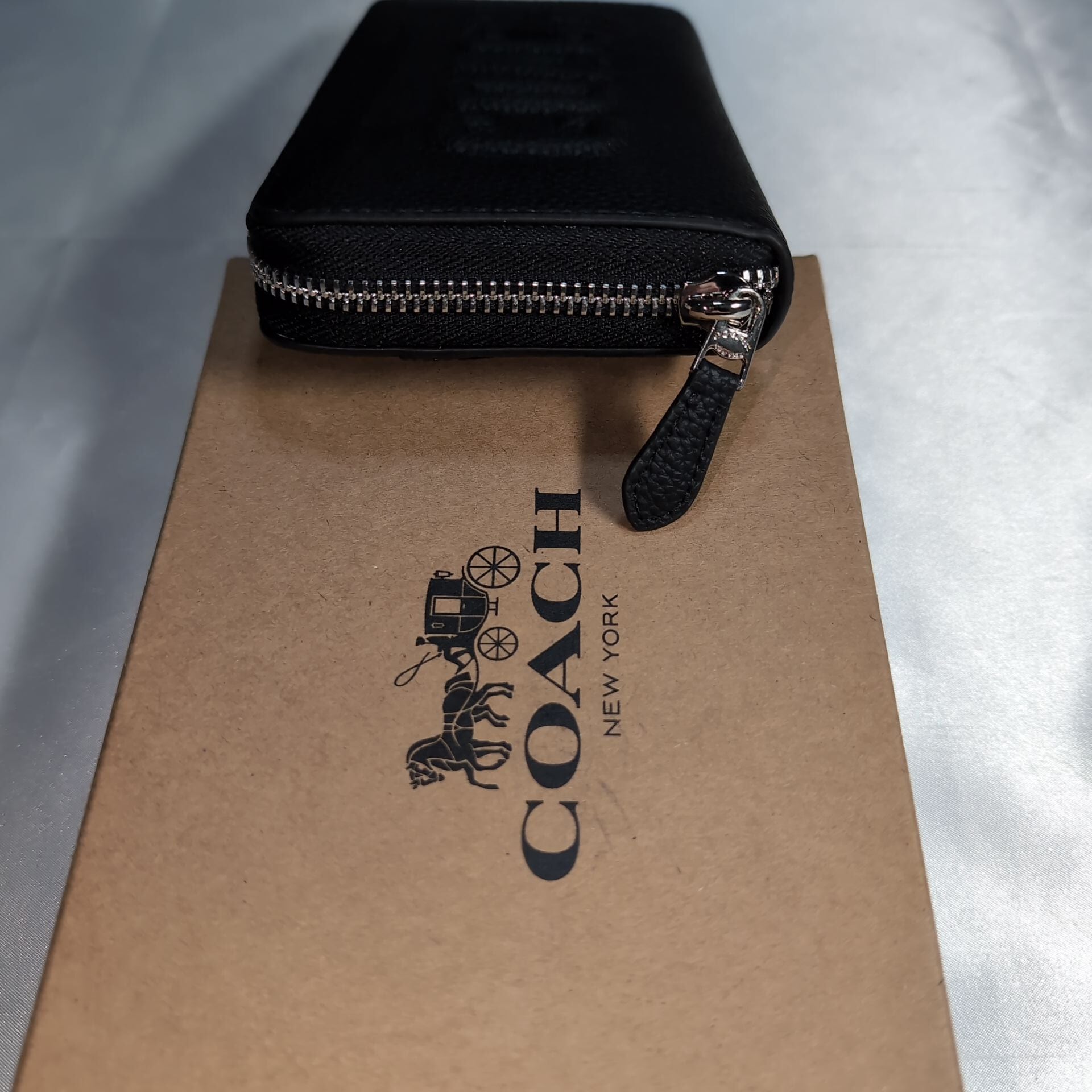 COACHコーチ ラウンドファスナー長財布 グラフィック エンボス