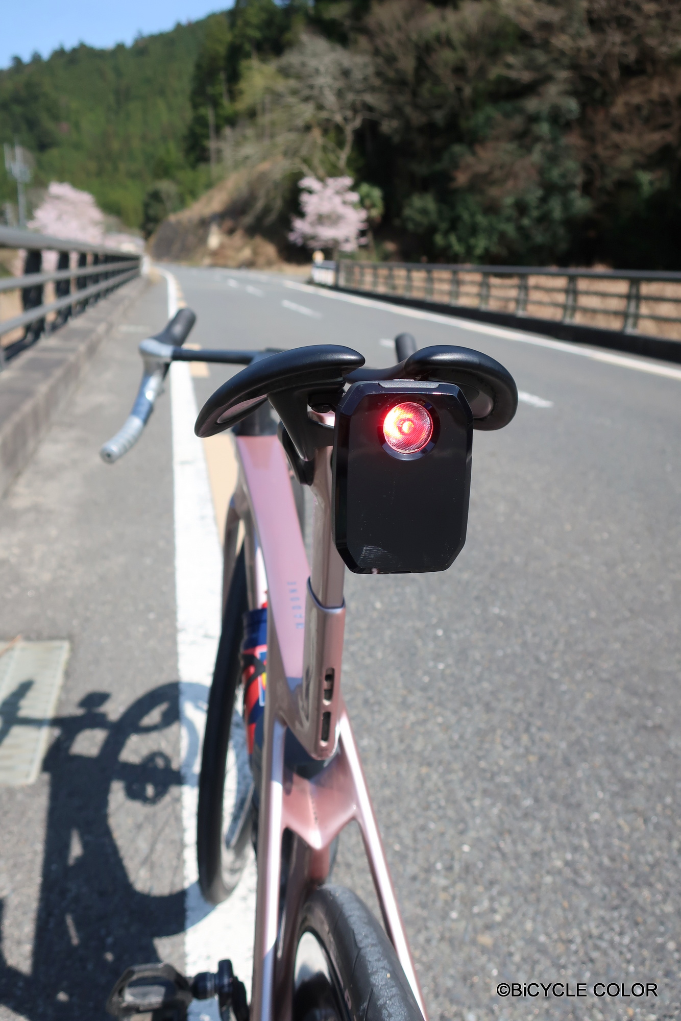 レーダーで後方の車を感知！ TREK新製品CarBack(カーバック)のご紹介