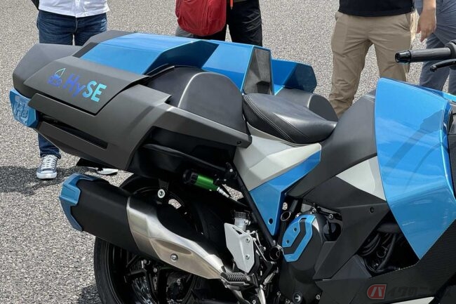 カワサキの水素バイクがついに走行姿を公開！ ベースモデルは「Ninja