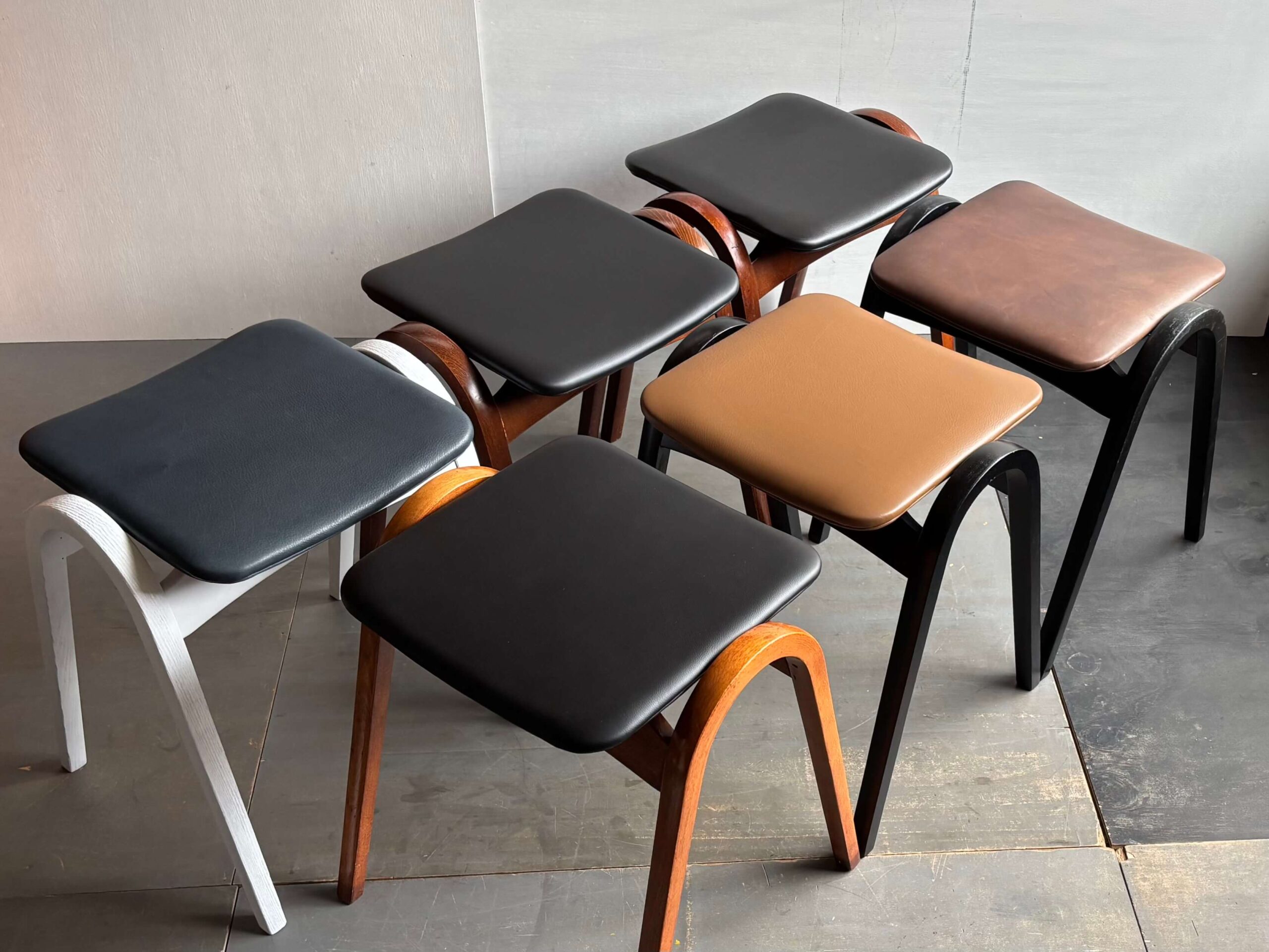 No.6325C「秋田木工スツール〈No.202〉本革/ブラック：剣持勇」SOLD