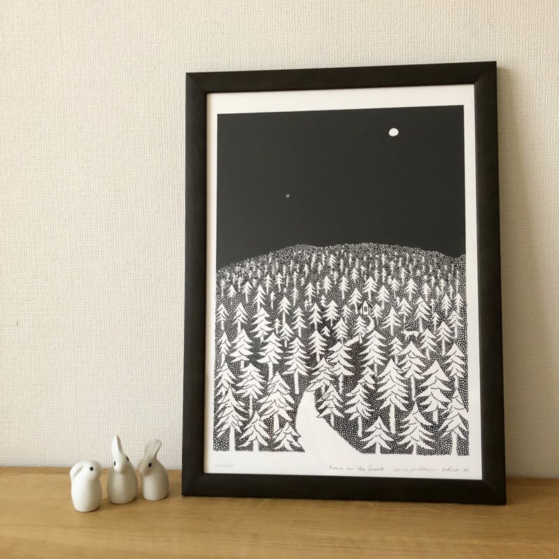 ミナ ペルホネンのアートポスター「HOUSE IN THE FOREST」再販