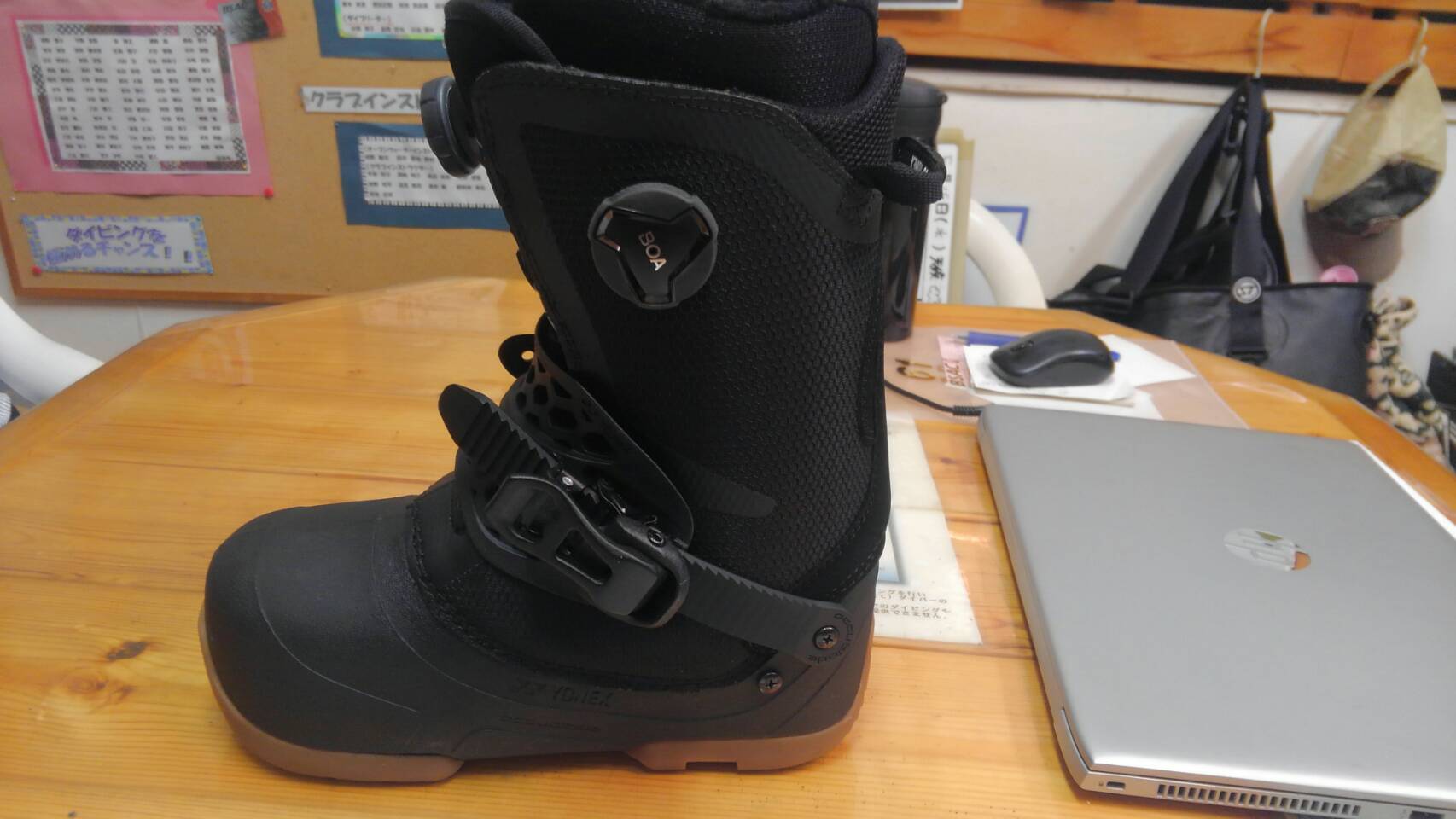 YONEX ステップインの最新モデルブーツ LAZY MAKER BOAがカービングに