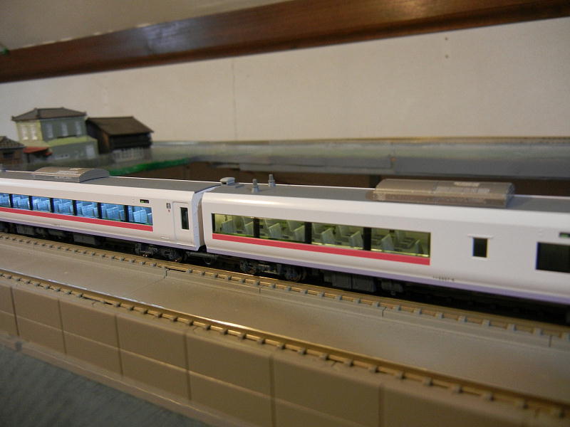 KATO製E261系サフィール踊り子8両セットに室内灯を装備しました