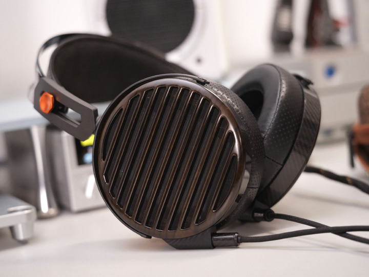 FIIO、106mm平面磁界型ドライバーやカーボンパーツを使用したフラッグ