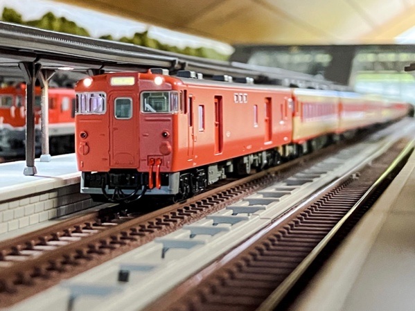 しなのさかいの駅前広場 KATO キハ58系（2023年版）＋キユニ28