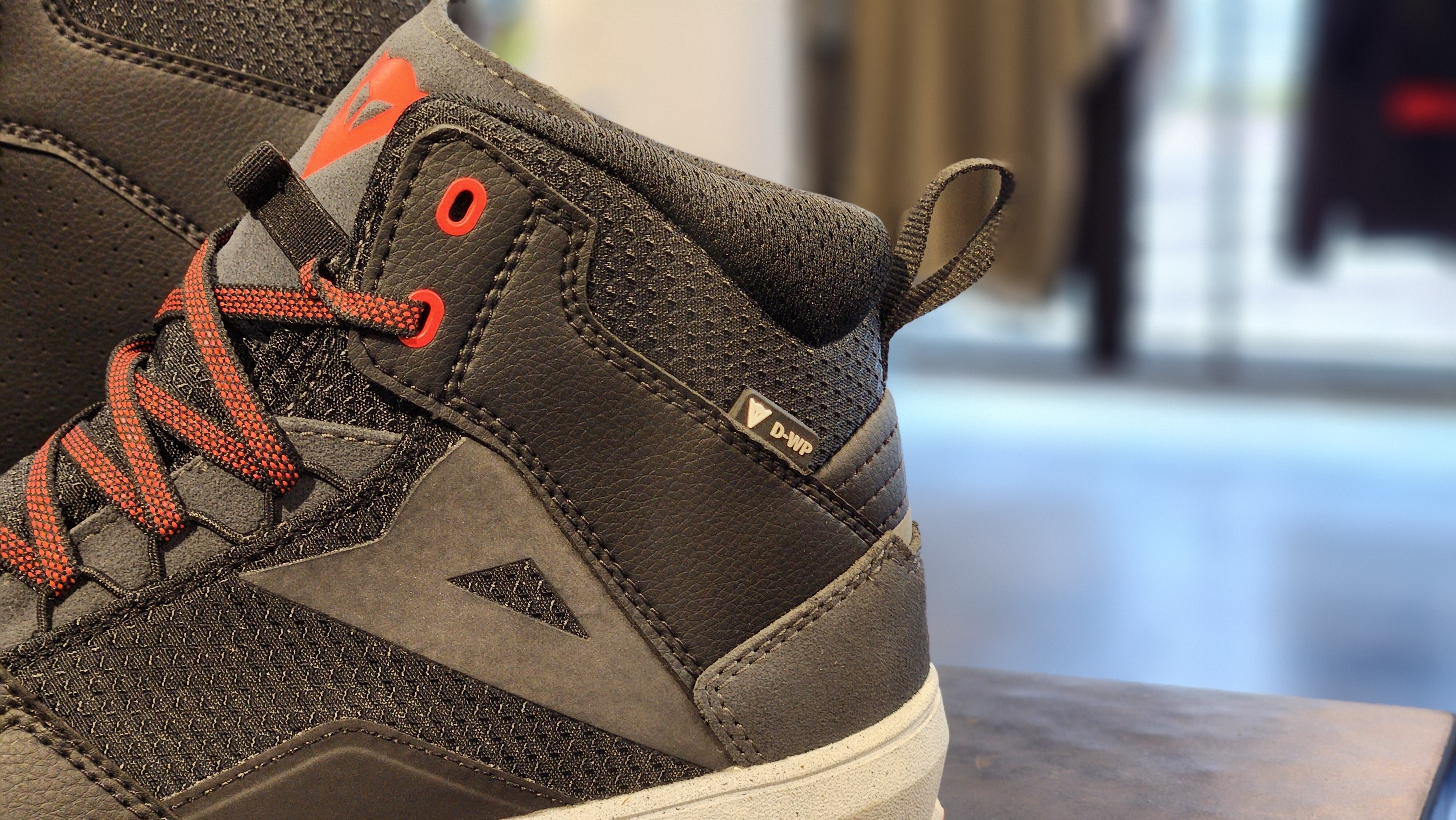 軽量で快適な全天候型ライディングシューズ【SUBURB D-WP】