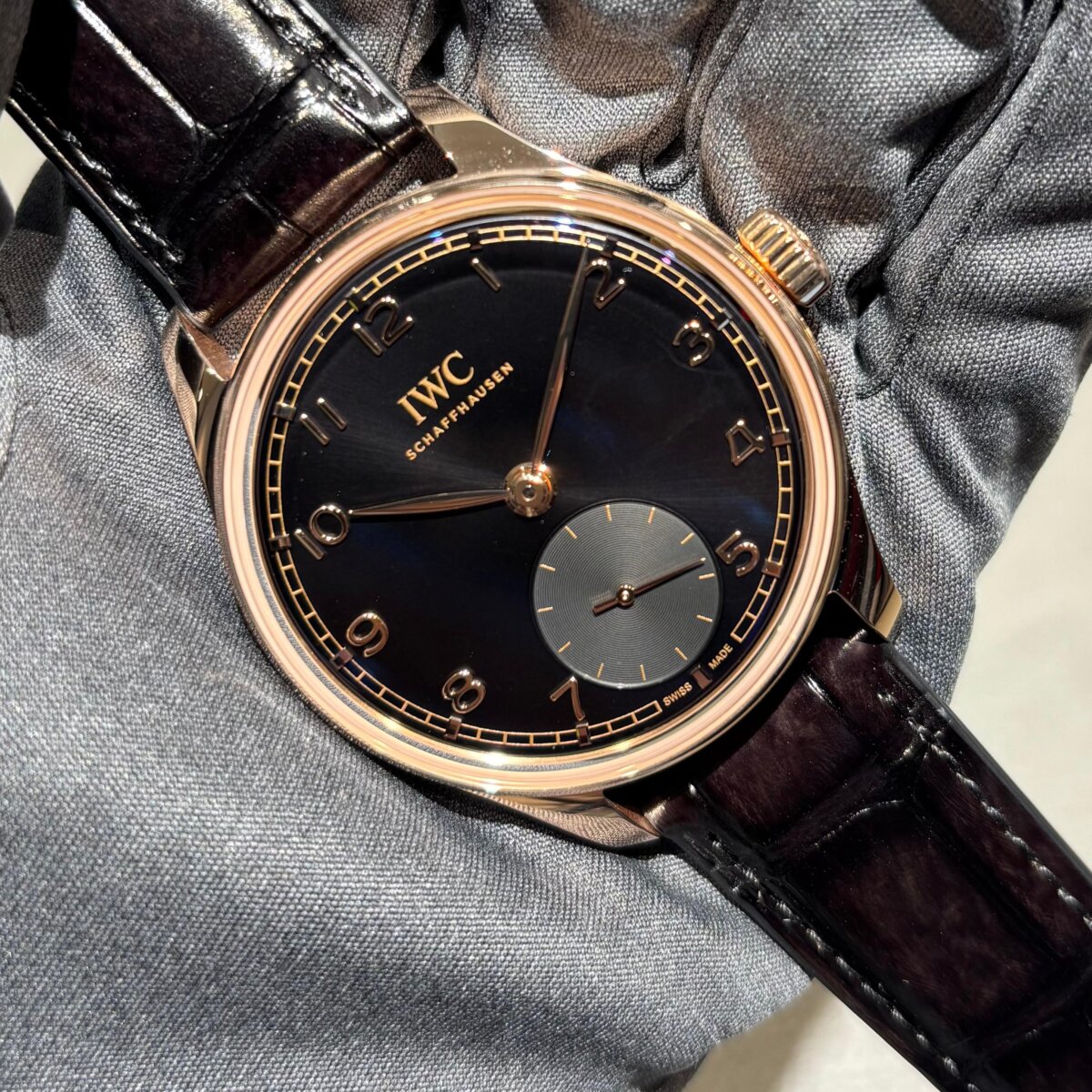 IWC 】黒曜石の艶やかな文字盤とレッドゴールドの華やかな組み合わせ