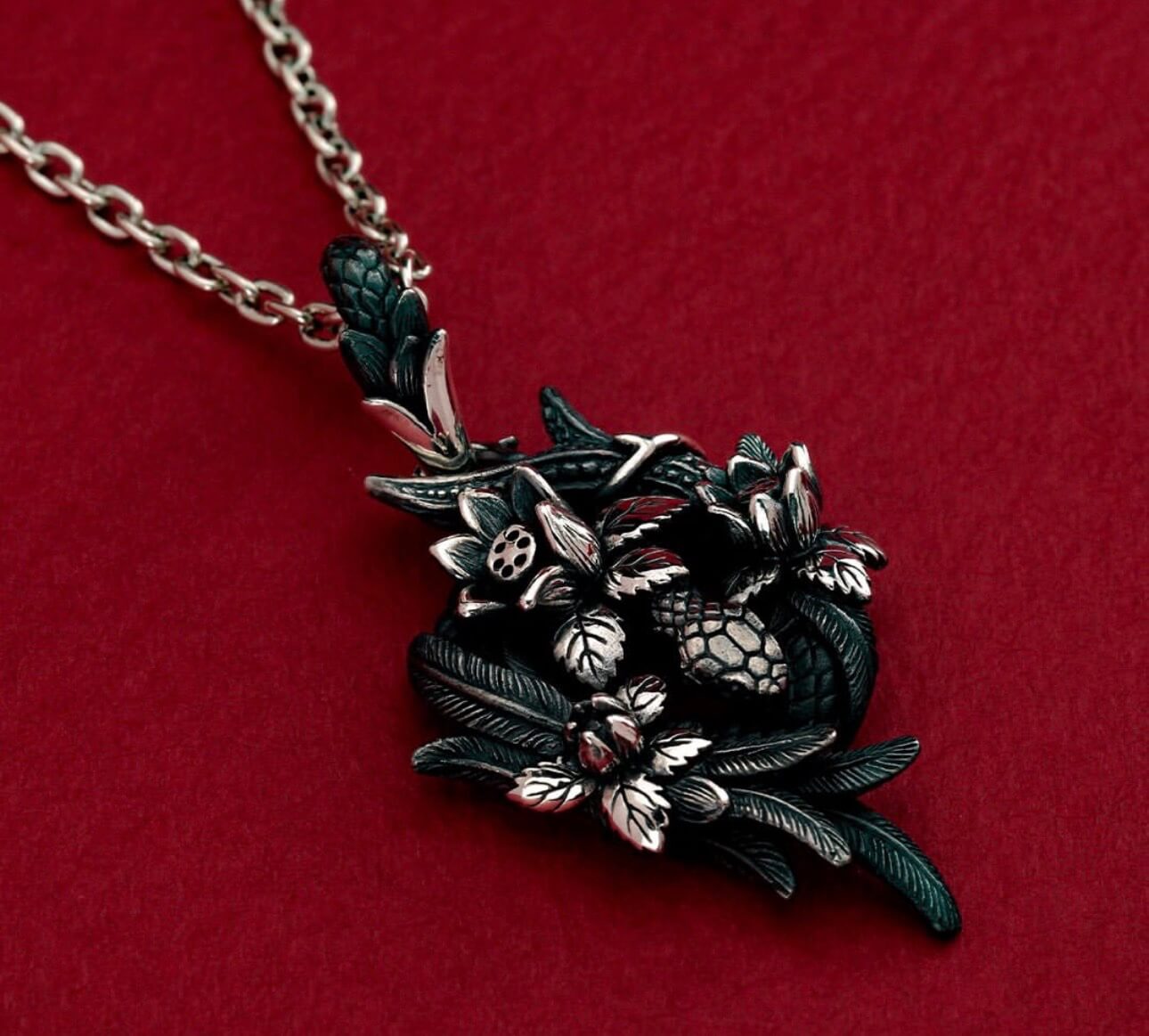 蓮と蛇が象る-再生と繁栄のペンダント - Bloody Mary / ブラッディ