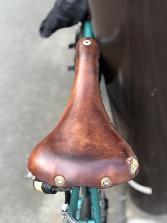 BERTHOUD* aspin open leather saddle (cork) - BLUE LUG ONLINE STORE