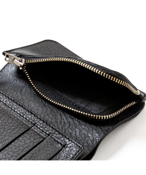 CALEE（キャリー）の「PLANE LEATHER FLAP HALF WALLET ＜STUDS CHARM