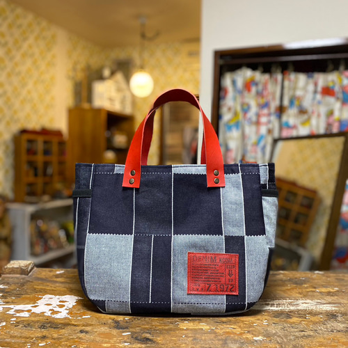 受注制作】児島デニムと革のトートバッグ：パッチワーク柄持ち手レッド