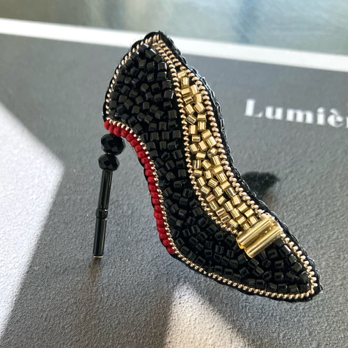 ビーズ刺繍ブローチ クール ハイヒール 靴 ブラック×ゴールド×レッド