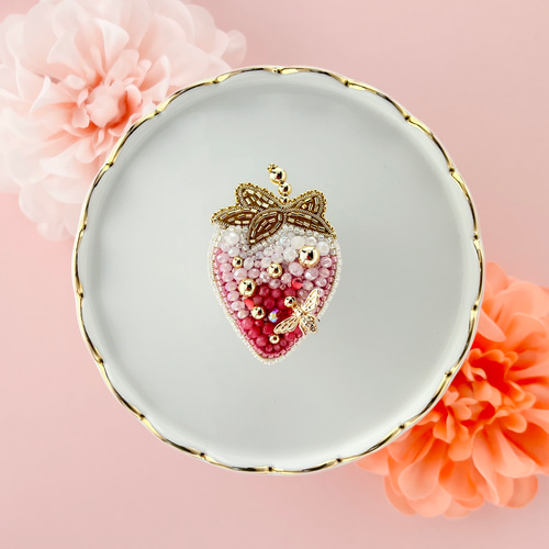 ビーズ刺繍 いちごのブローチ（P） ブローチ Zatto 通販 17474488