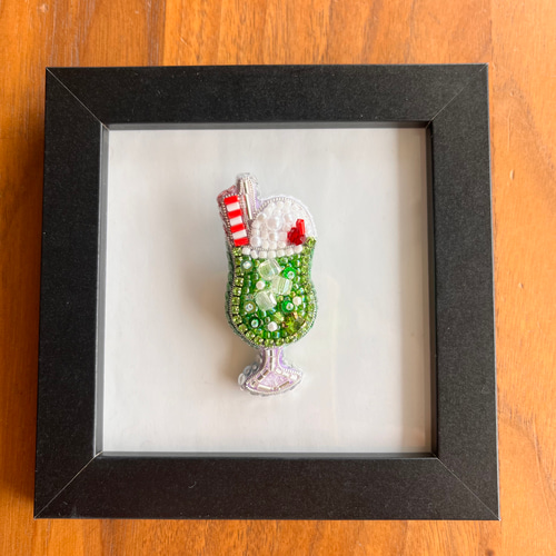 メロンソーダのビーズ刺繍ブローチ ソーダフロート クリームソーダ