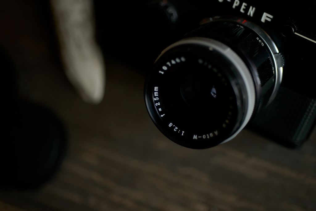 ハーフサイズカメラのPEN FTブラックとF.Zuiko Auto S 38mm f1.8、G