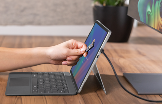 Surface Pro - 12 インチの画面を備えた新しい AI 搭載 2 in 1