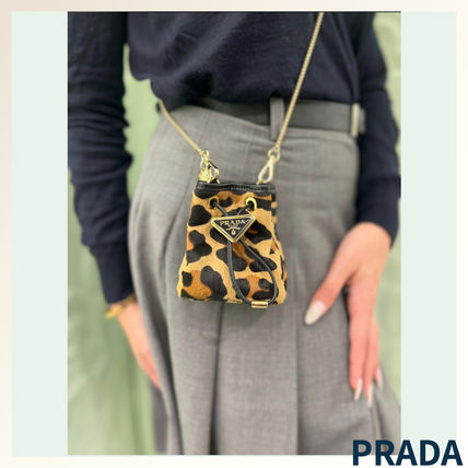 斜めがけでアクセントに《PRADA》レオパードミニクラッチバッグ (PRADA