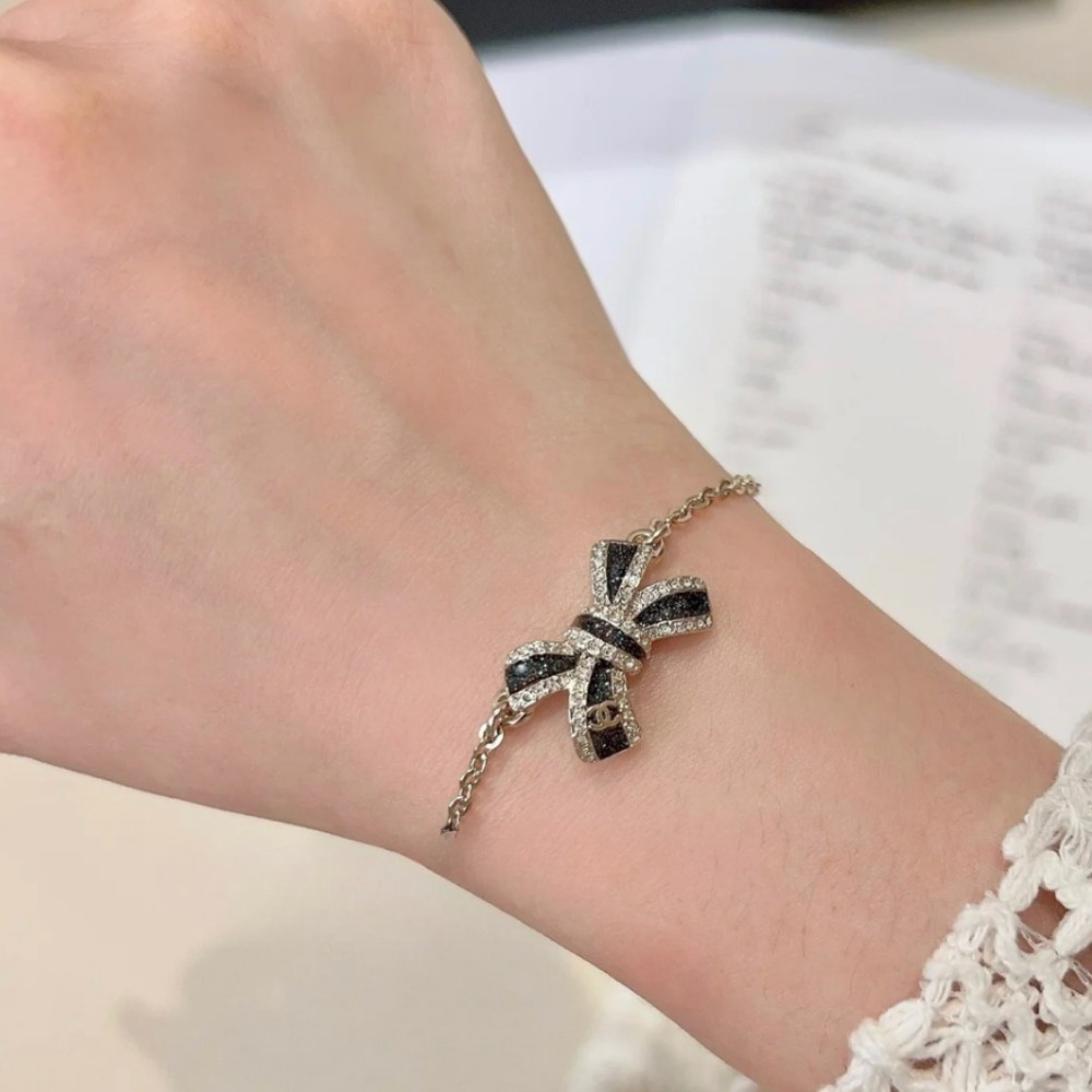 手元にきらめく上品さ【CHANEL】リボンモチーフ ブレスレット (CHANEL