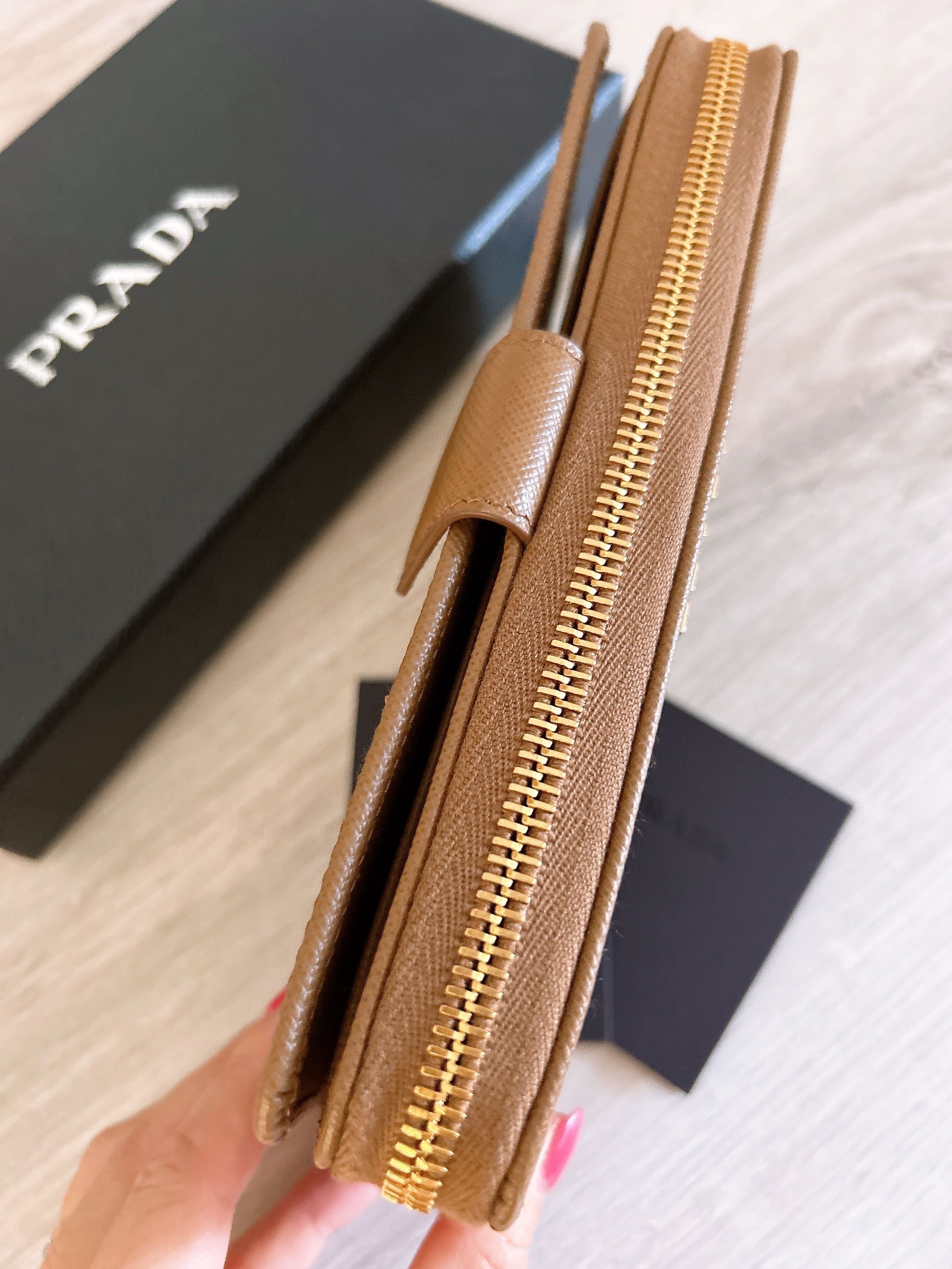アウトレット】PRADA ラウンドジップ長財布♪収能力抜群1ML348 (PRADA
