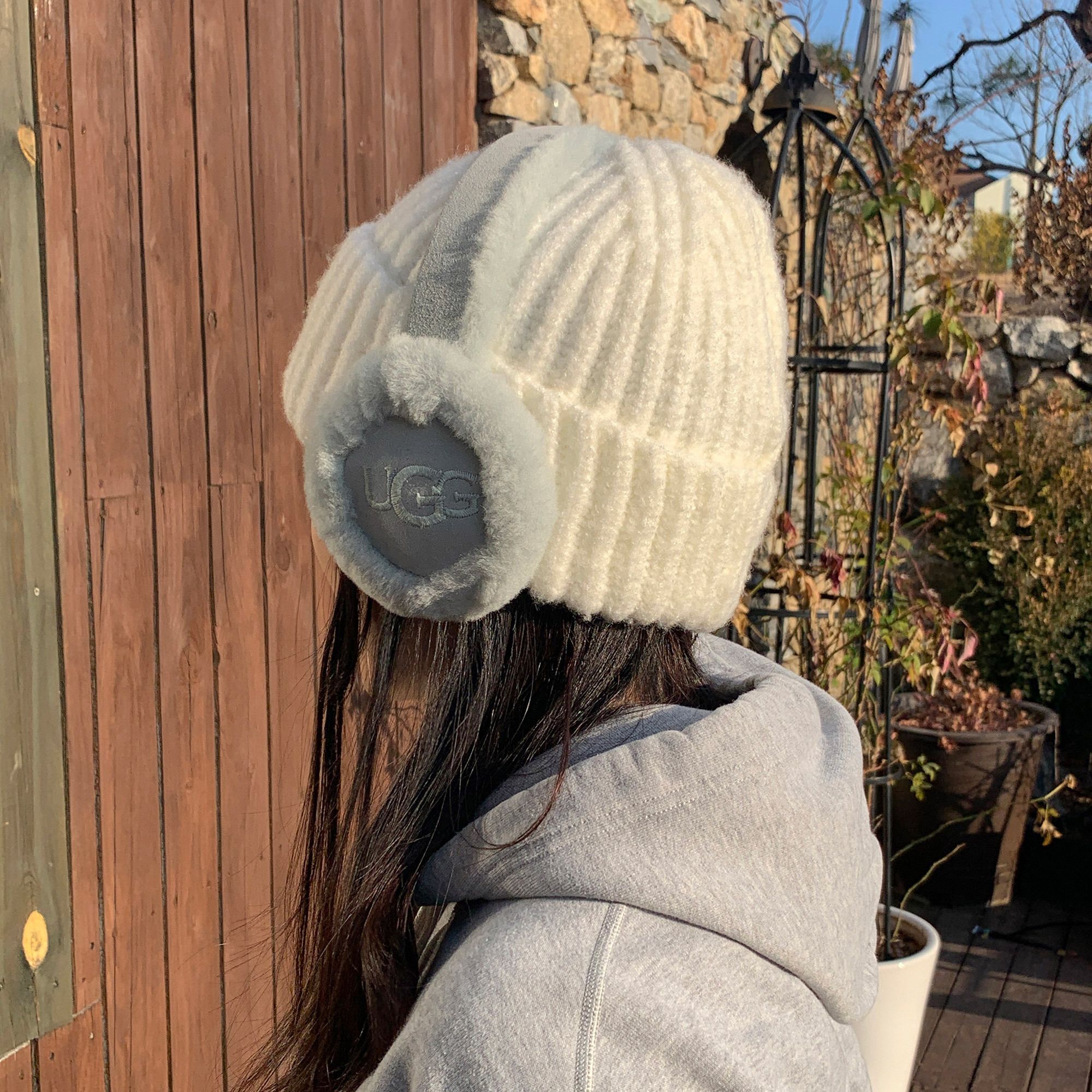 UGG】【人気アイテム】Sheepskin Embroidery Earmuff (UGG/イヤーマフ