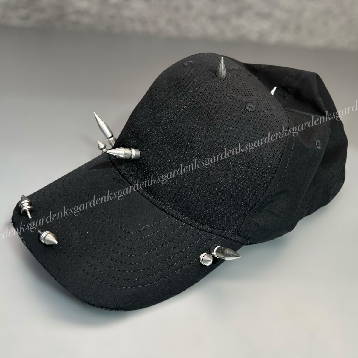 すぐ届く！BALENCIAGA パンチング加工 Spike キャップ (BALENCIAGA